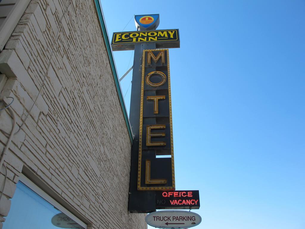 Economy Inn Ontario Extérieur photo