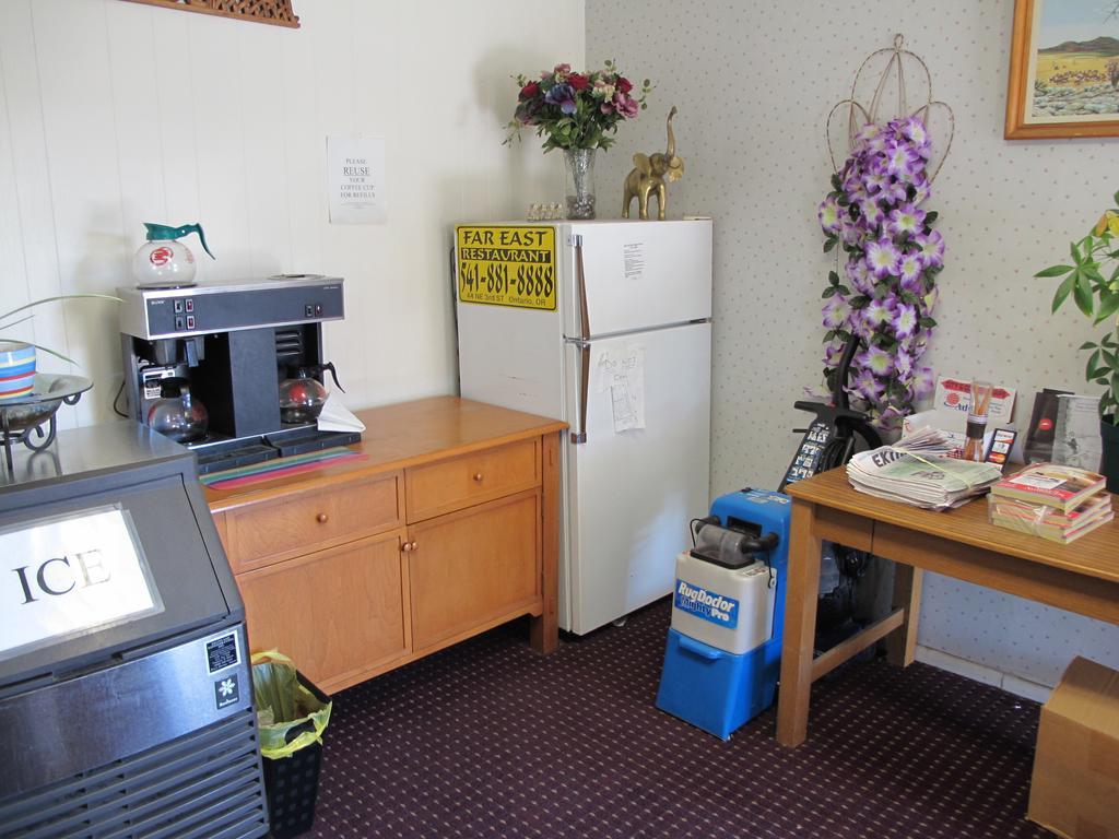 Economy Inn Ontario Extérieur photo
