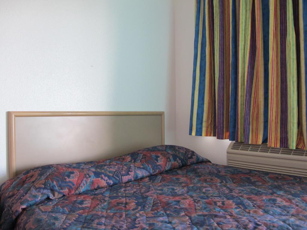 Economy Inn Ontario Chambre photo